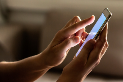 Referencial. Prohibición del uso del celular en el centro de votación.