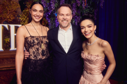 Gal Gadot, quien interpreta a la Reina Malvada, el director Marc Webb y Rachel Zegler, que le da vida a Blancanieves en el live action de Disney.