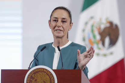 La presidenta de México, Claudia Sheinbaum, habla en una rueda de prensa, en Palacio Nacional en Ciudad de México (México).