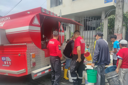 Personal del Cuerpo de Bomberos de Loja está abasteciendo de agua a los barrios afectados.