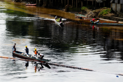 Un recorrido por el río Esmeraldas muestra el perjuicio que deja el derrame de crudo, debido a la rotura del SOTE.