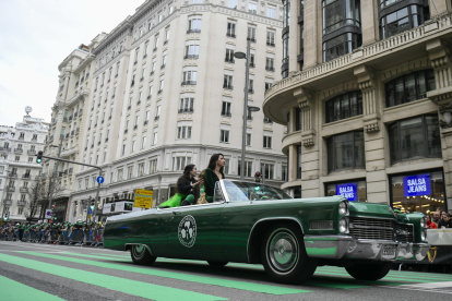 Un momento de la tercera edición del Desfile de San Patricio de Madrid al que asisten unos 600 gaiteros y más de 1.000 participantes, este sábado en la Gran Vía madrileña. EFE/ Víctor Lerena