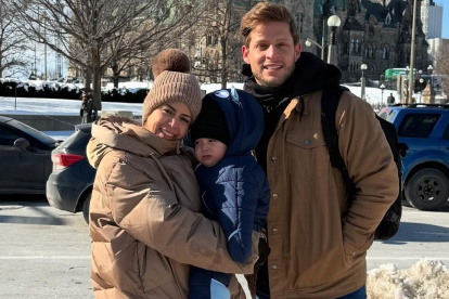 Kimberly Cedeño con su esposo e hijo.