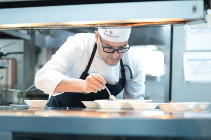 Descubre la filosofía culinaria de Diego Hermosa, chef del Bankers Club de Guayaquil, quien fusiona tradición e innovación para llevar la gastronomía ecuatoriana al más alto nivel