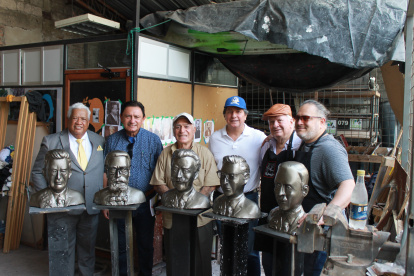 Exestudiantes del colegio Vicente Rocafuerte con los bustos en homenaje a los expresidentes ecuatorianos.
