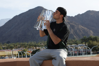 Draper, de 23 años, besa el trofeo del Masters 1000 de Indian Wells, tras vencer en la final masculina más rápida (68’) desde que Federer le ganó a Tim Henman en 2004.