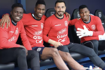 Los porteros Alexander Domínguez (cd) y Pedro Ortiz (d) tienen las "puertas" cerradas en la selección ecuatoriana de fútbol