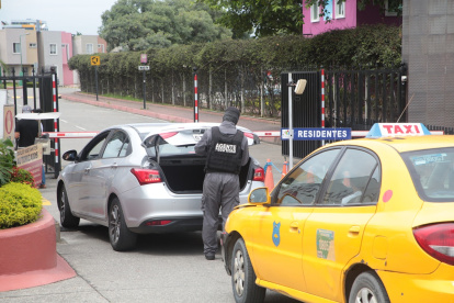 Un guardia privado revisaba vehículos en los exteriores de la urbanización privada donde se registró el hecho.