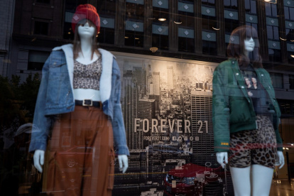 Fotografia de archivo en la que se registro una vitrina de una tienda de la marca de moda Forever 21, en Washington DC (EE.UU.).