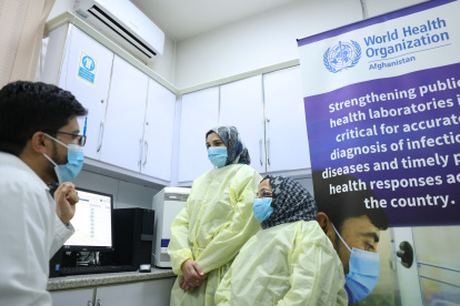 Según el representante de la OMS en Afganistán, el recorte de fondos arriesga la atención de madres, niños, así como los programas de vacunación vitales para evitar brotes de enfermedades.