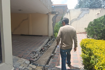 Los muros de las viviendas se parten ante el deslizamiento de la tierra que se agrava por la filtración de agua.