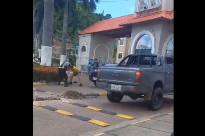 Un guardia de seguridad privada y un ciudadano se golpearon en los exteriores de una urbanización en La Aurora.