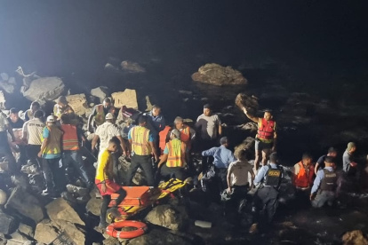 Equipos de emergencia durante las labores de rescate tras el accidente aéreo en Honduras.