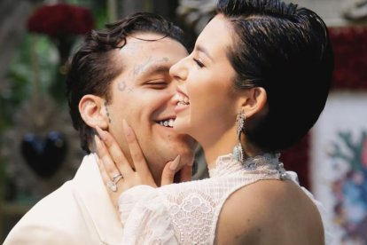 Christian Nodal y Ángela Aguilar en su boda.