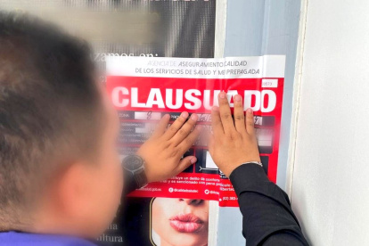 Un funcionario de Acess colocó un sello de clausura al establecimiento en Urdesa Norte.
