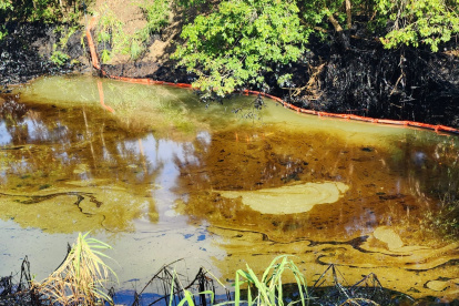 Una mancha negra se puede observar en parte del río Caple en Esmeraldas.