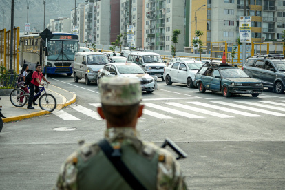 Integrantes de las Fuerzas Armadas de Perú custodian las calles este martes, en Lima (Perú).