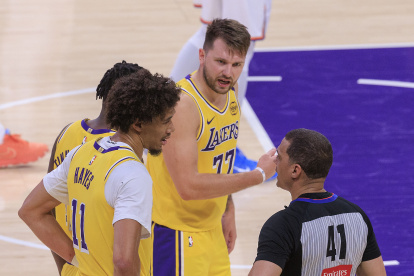 Luka Doncic (c) de Los Angeles Lakers fue puntal para la victoria del equipo de Los Ángeles.