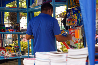 Comerciantes informales han sido ubicados en diversas zonas de la Bahía de Guayaquil para que vendan útiles escolares y uniformes.