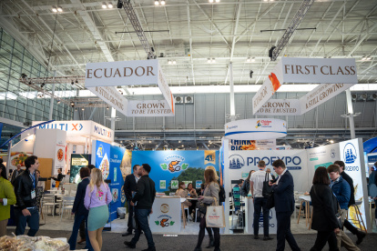 Ecuador presenta la oferta de su camarón en Estados Unidos en una feria.