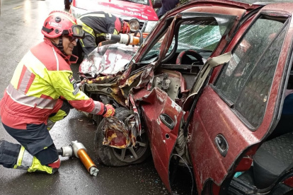 Dos personas quedaron atrapadas en un accidente de tránsito en la vía Mitad del Mundo, en el sector de Nanegalito, el fin de semana del 16 de marzo.