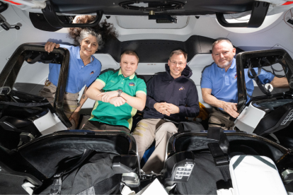 Imagen de archivo proporcionada por SpaceX, que muestra el cohete Falcon 9, con la nave espacial Dragon.