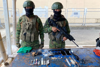 Incautan celulares, armas y droga en la cárcel El Rodeo tras operativo militar.