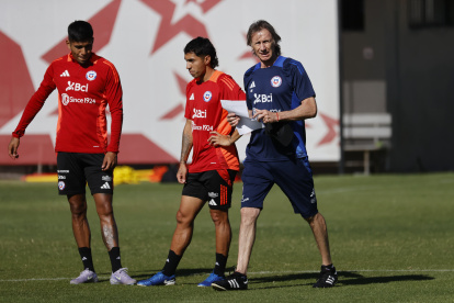 El entrenador de la selección chilena de fútbol, Ricardo Gareca (d), participa de un entrenamiento en el complejo deportivo Juan Pinto Durán, en Santiago (Chile).