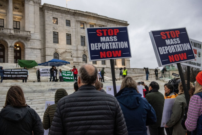 Los manifestantes sostienen carteles mientras protestan por la deportación de la profesora adjunta de medicina, Dra. Rasha Alawieh, de la Universidad de Brown.