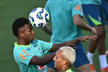 Vinícius Jr. de Brasil cabecea un balón durante un entrenamiento este martes, en el estadio Valmir Campelo Bezerra (Bezerrão) en Brasilia (Brasil).