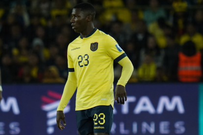 Moisés Caicedo es uno de los jugadores de Ecuador que podría perderse el partido contra Chile por acumulación de tarjetas amarillas.