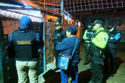 La gallera clandestina que se instaló en una cancha de vóley privada.