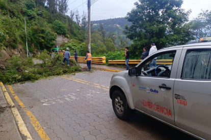 El derrumbe en la avenida De Los Conquistadores obligó a cerrar el paso en la vía entre Quito y Cumbayá.