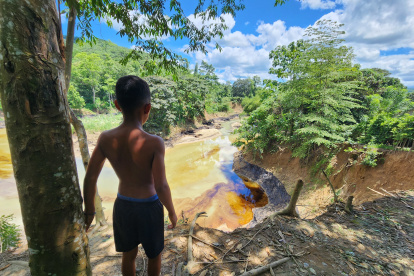 Una mancha negra se puede observar en el río.