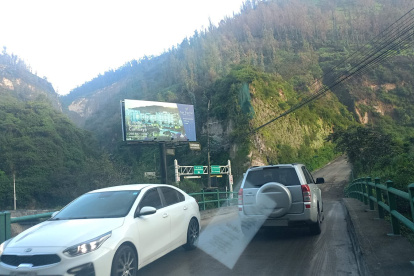 Técnicos del Municipio inspeccionaron la avenida De Los Conquistadores, antes de la reapertura de la vía.