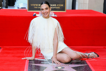 Gal gadot recibe su estrella en el camino de la fama