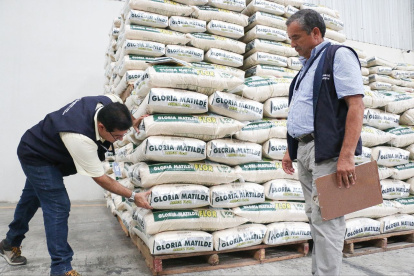 Autoridad ecuatoriana revisa un cargamento de arroz local.