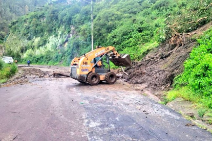 El derrumbe en la avenida De Los Conquistadores obligó a suspender el paso por más de 12 horas. Otros deslizamientos también afectaron otras vías.