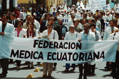 Fotografía de archivo en la que se registró una marcha de integrantes de la Federación Médica Ecuatoriana, que integra la Alianza Nacional por la Salud (ANS) de Ecuador.