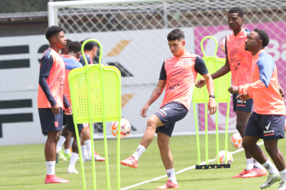 Kendry Páez entrena con la selección de Ecuador.