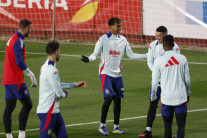 Lamine Yamal (C) guiará a España en el choque contra Países Bajos.