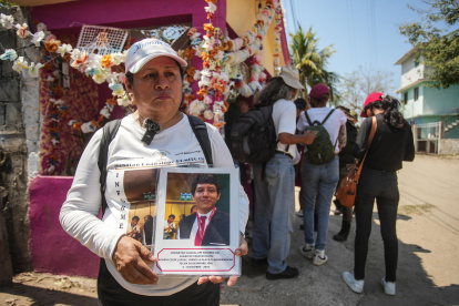 La integrante del colectivo "Memoria, verdad y justicia" Socorro Gil Guzmán, posa durante una entrevista en Acapulco, estado de Guerrero (México).