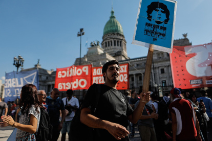 Personas participan en una manifestación este 19 de marzo de 2025, frente al Congreso en Buenos Aires (Argentina)