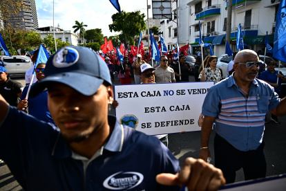 Manifestantes asisten a una manifestación contra la reforma de las pensiones.