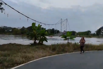 Usuarios en redes sociales reportan el colapso del puente Magro.
