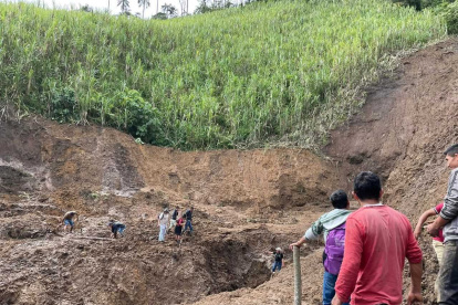 Las lluvias provocan inundaciones en la Costa y deslizamientos de tierra en la Sierra.