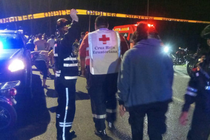 Personal de emergencias se encuentra ya en el lugar para atender a las víctimas del deplome del puente Gonzalo Cornejo, que cruza a la parroquia Magro.