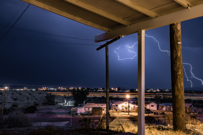 Una tormenta eléctrica es un fenómeno meteorológico caracterizado por la presencia de rayos, truenos, lluvias intensas y, en algunos casos, granizo o fuertes ráfagas de viento.