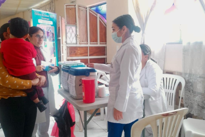 Personal del Centro de Salud de Guamaní se trasladó a la casa barrial de Primavera de Cornejo, para aplicar vacunas