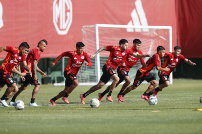 Los jugadores de la selección chilena durante un entrenamiento en el complejo deportivo Juan Pinto Durán este miércoles 19 de marzo, en Santiago de Chile.